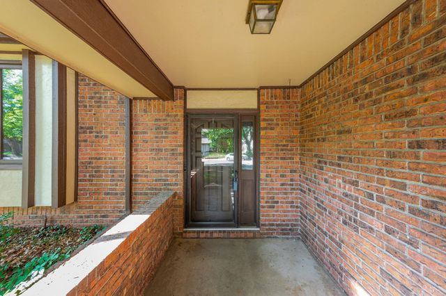 1112 E James St, Derby, KS 67037