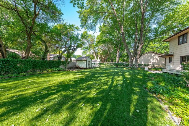 1112 E James St, Derby, KS 67037