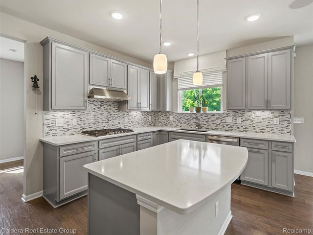 4132 Walcott Drive, Lake Orion Village, MI 48359