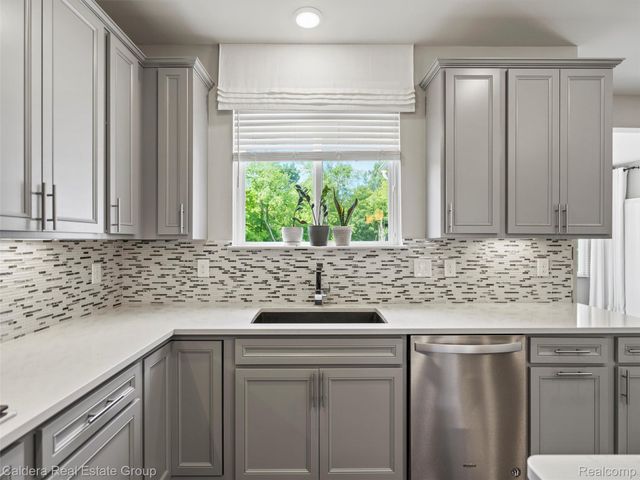 4132 Walcott Drive, Lake Orion Village, MI 48359