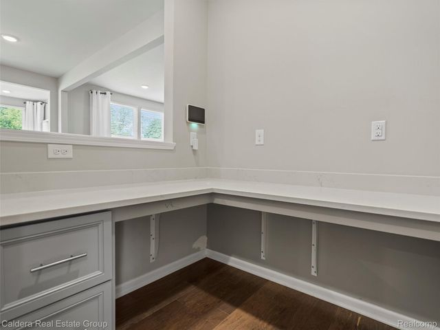 4132 Walcott Drive, Lake Orion Village, MI 48359