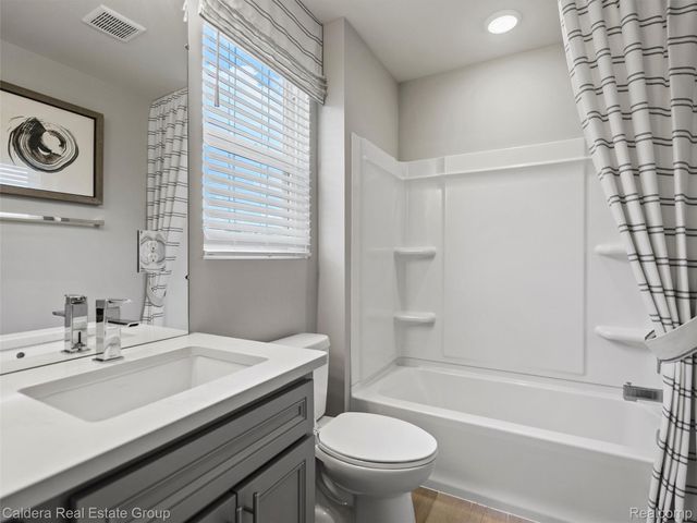 4132 Walcott Drive, Lake Orion Village, MI 48359