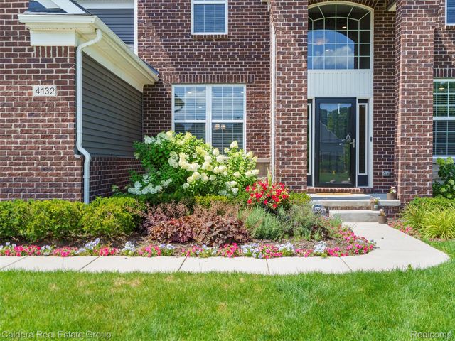 4132 Walcott Drive, Lake Orion Village, MI 48359