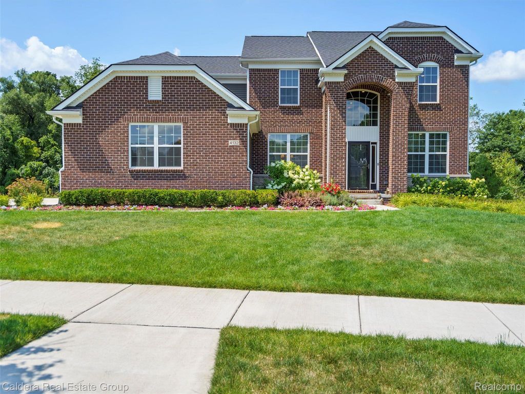 4132 Walcott Drive, Lake Orion Village, MI 48359
