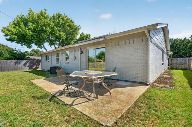 404 NW Wintercrest Road, Burleson, TX 76028
