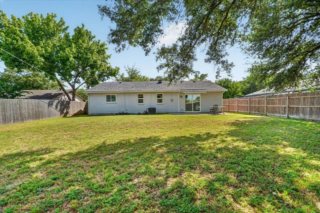 404 NW Wintercrest Road, Burleson, TX 76028