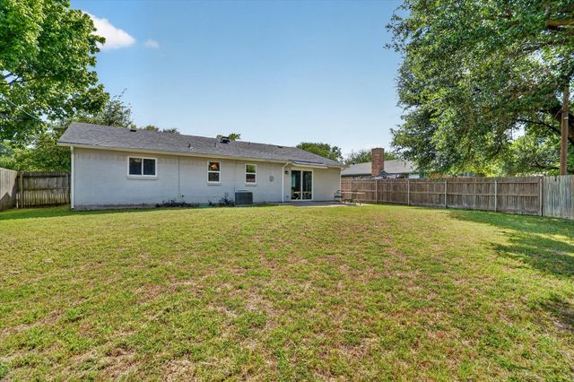 404 NW Wintercrest Road, Burleson, TX 76028