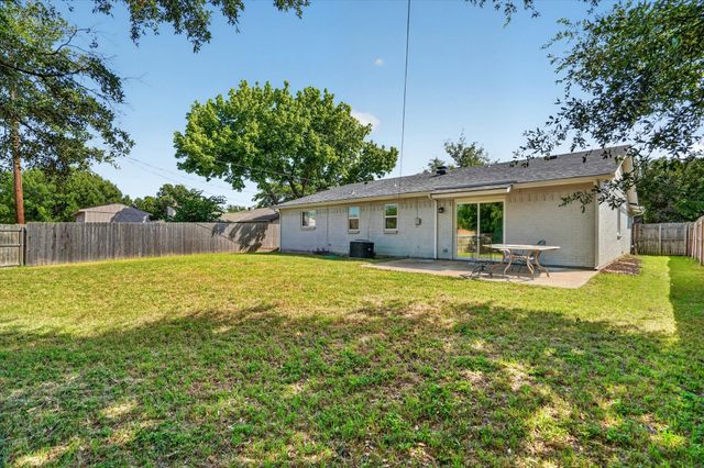 404 NW Wintercrest Road, Burleson, TX 76028