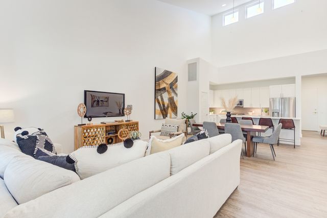 555 Lakeview Parkway, Vernon Hills, IL 60061