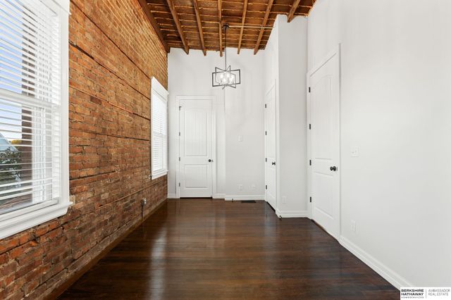 817 S 33rd Street, Omaha, NE 68105