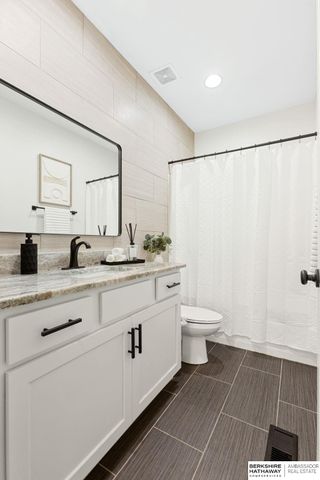 817 S 33rd Street, Omaha, NE 68105