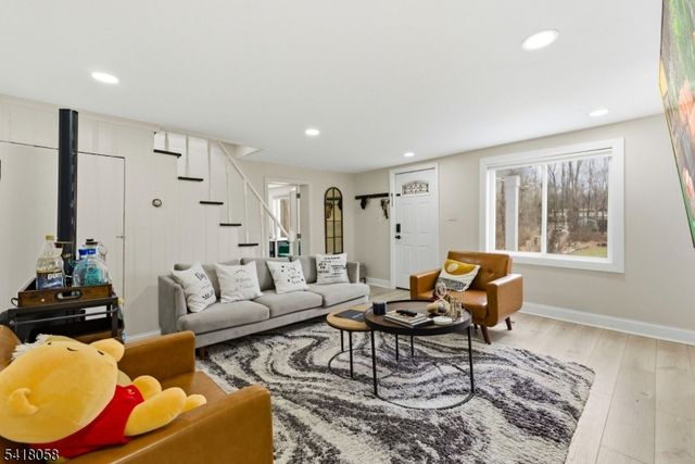 28 Wagners Ln, Warren Twp., NJ 07059