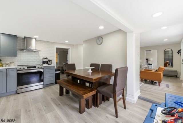 28 Wagners Ln, Warren Twp., NJ 07059