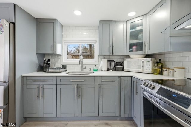 28 Wagners Ln, Warren Twp., NJ 07059