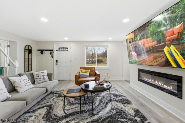 28 Wagners Ln, Warren Twp., NJ 07059