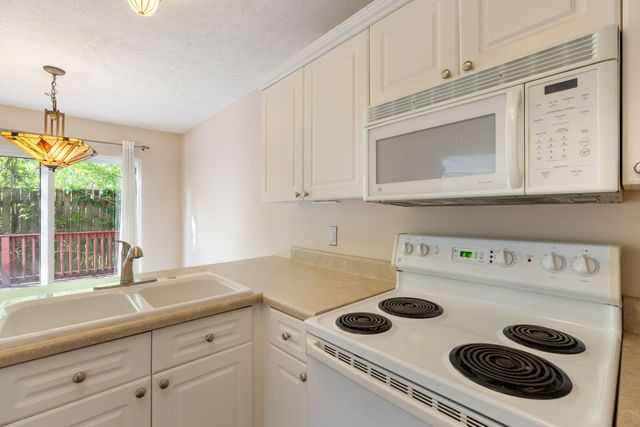 5752 Amalie Dr, Nashville, TN 37211