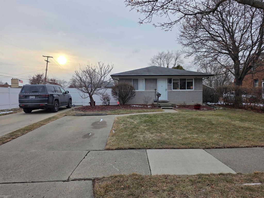 27729 Manhattan Street, Saint Clair Shores, MI 48081