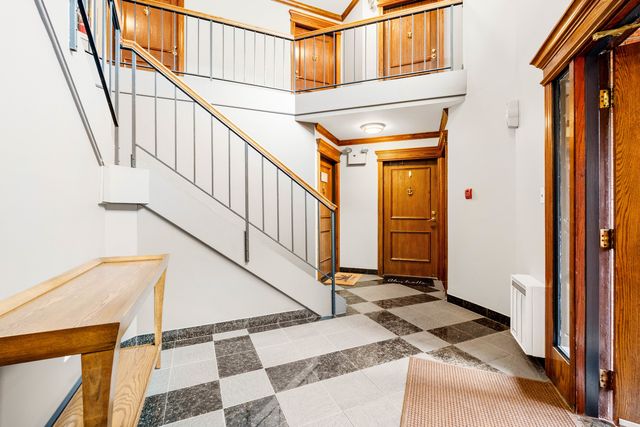 130 Crest Wood Court 1, Schaumburg, IL 60195