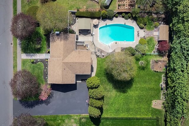 31 Rustic Ln, Reading, MA 01867