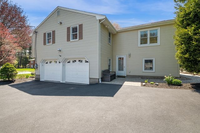 31 Rustic Ln, Reading, MA 01867