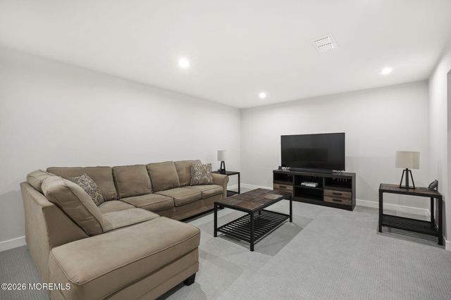 18 Annapolis Street, Farmingdale, NJ 07727