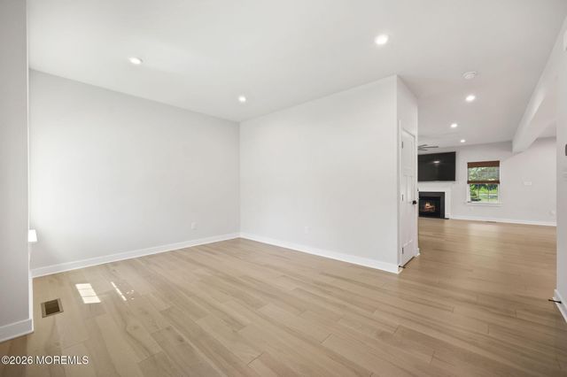 18 Annapolis Street, Farmingdale, NJ 07727