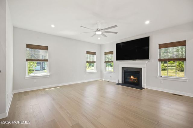 18 Annapolis Street, Farmingdale, NJ 07727