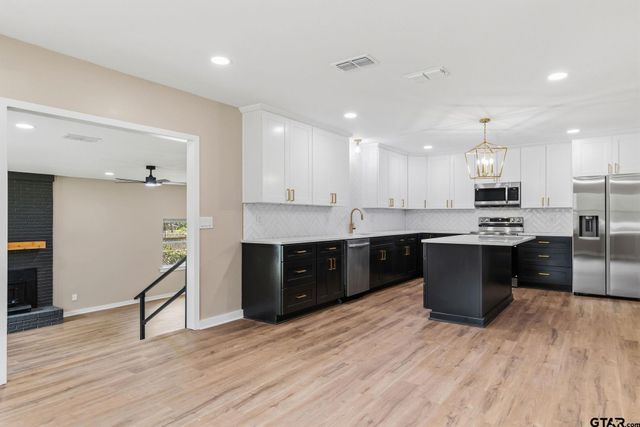 205 Hollywood St, Arp, TX 75750