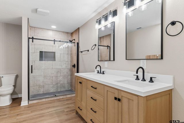 205 Hollywood St, Arp, TX 75750