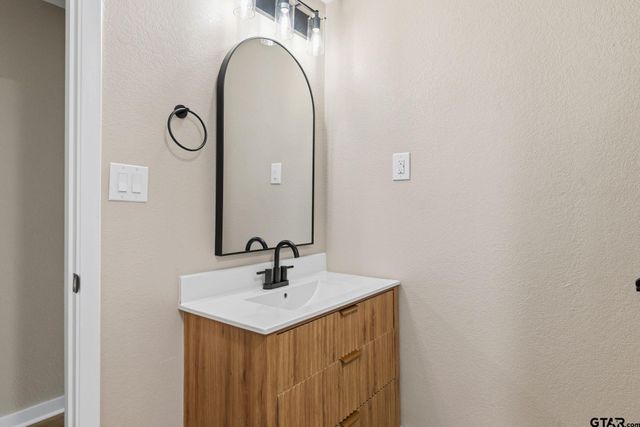 205 Hollywood St, Arp, TX 75750