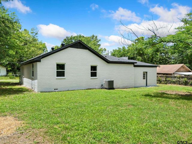 205 Hollywood St, Arp, TX 75750