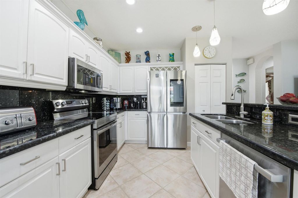 Image 9 of property listing at 9807 NW 20th Street, Pembroke Pines, FL 33024