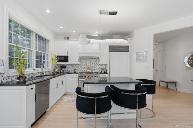 23 Hathaway Lane, Manhasset, NY 11030