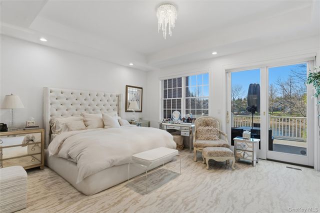 23 Hathaway Lane, Manhasset, NY 11030