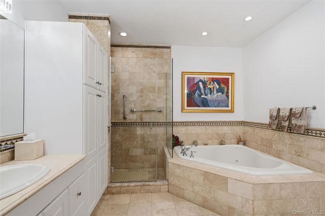 23 Hathaway Lane, Manhasset, NY 11030