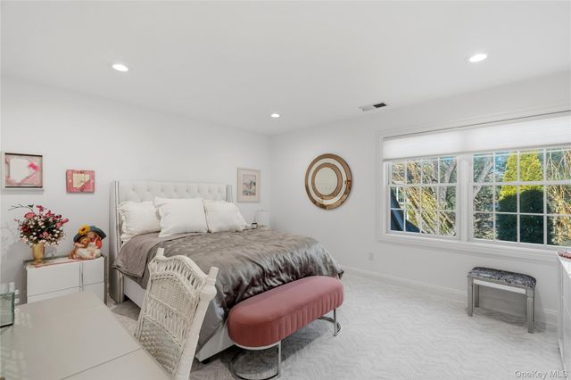 23 Hathaway Lane, Manhasset, NY 11030