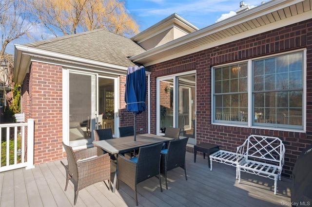 23 Hathaway Lane, Manhasset, NY 11030