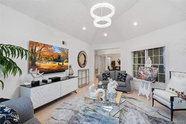 23 Hathaway Lane, Manhasset, NY 11030