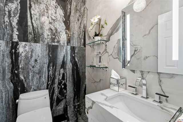 23 Hathaway Lane, Manhasset, NY 11030