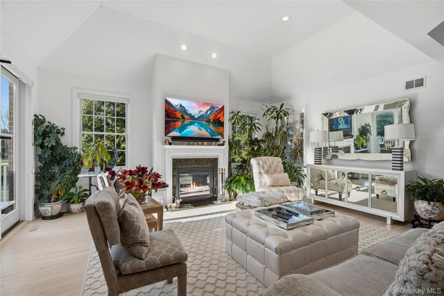 23 Hathaway Lane, Manhasset, NY 11030