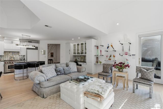 23 Hathaway Lane, Manhasset, NY 11030