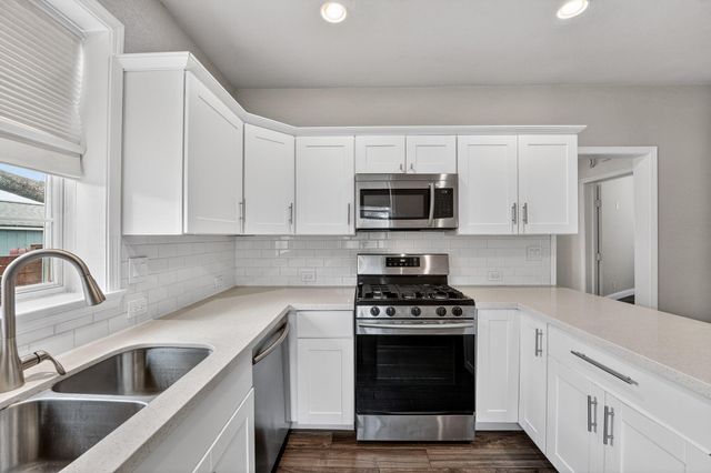 806 E 3rd ST, Georgetown, TX 78626