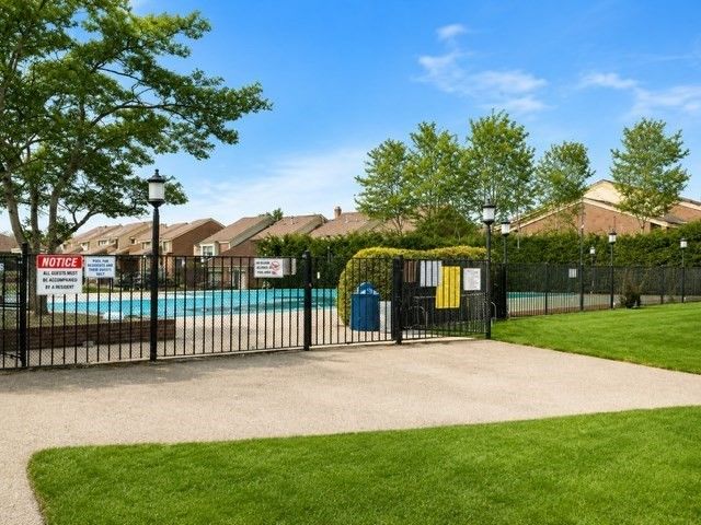167 Greenbrook Dr 167, Stoughton, MA 02072