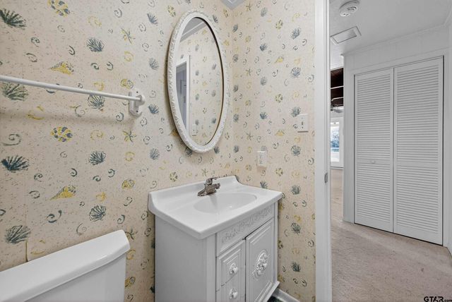 520 Hideaway Ln E, Hideaway, TX 75771