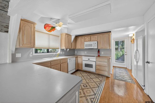 520 Hideaway Ln E, Hideaway, TX 75771