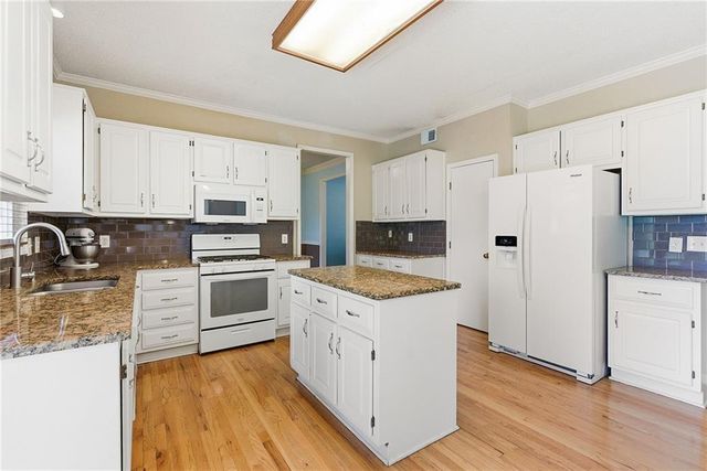 6702 W 156th Terrace, Overland Park, KS 66223