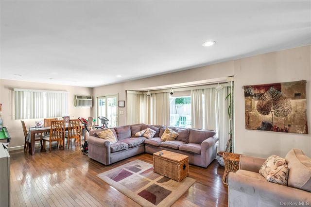 33 Cameo Road, Commack, NY 11725