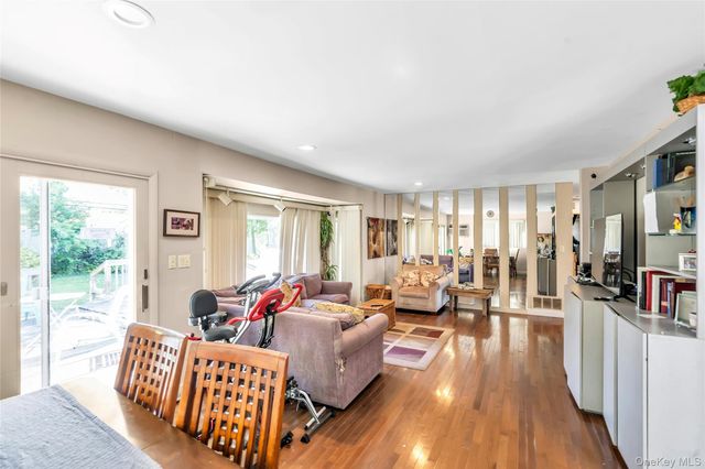 33 Cameo Road, Commack, NY 11725