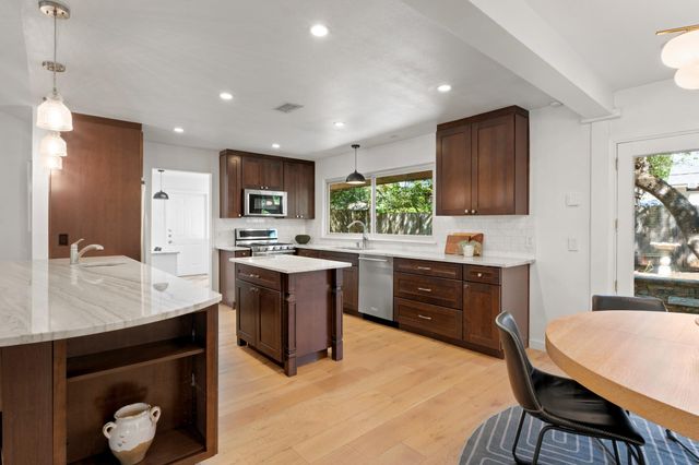 4004 Austin Woods DR, Austin, TX 78759