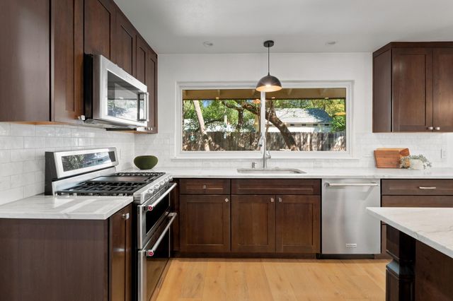 4004 Austin Woods DR, Austin, TX 78759